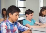 Berapa Lama Idealnya Main HP dalam Sehari? Ini Batas Aman Menurut WHO, Psikolog, dan Data Terbaru Global