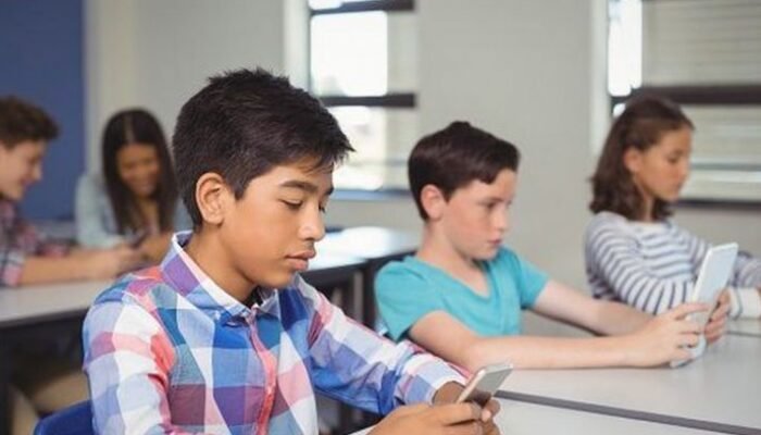 Berapa Lama Idealnya Main HP dalam Sehari? Ini Batas Aman Menurut WHO, Psikolog, dan Data Terbaru Global