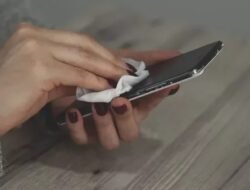 Layar Mulus Tanpa Noda: Cara Hilangkan Sidik Jari di HP Android dengan Aman & Anti Merusak