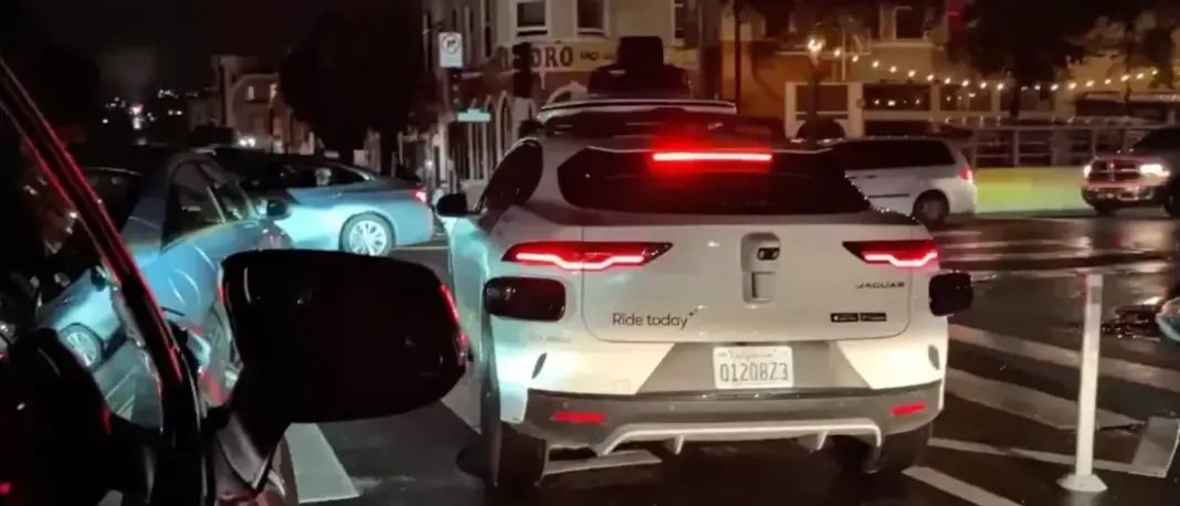 Waymo Hentikan Layanan Robotaxi di San Francisco Akibat Pemadaman Listrik Massal